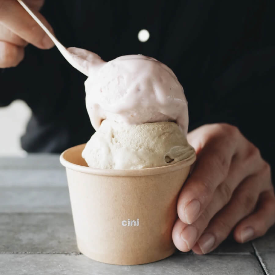 ジェラートをすくう様子