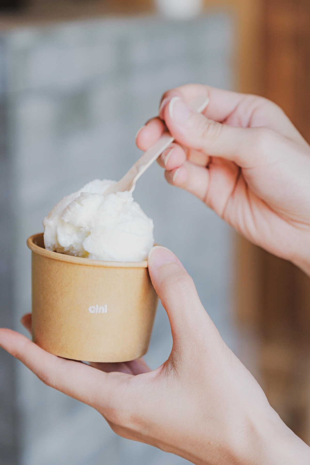 ジェラートをすくう様子